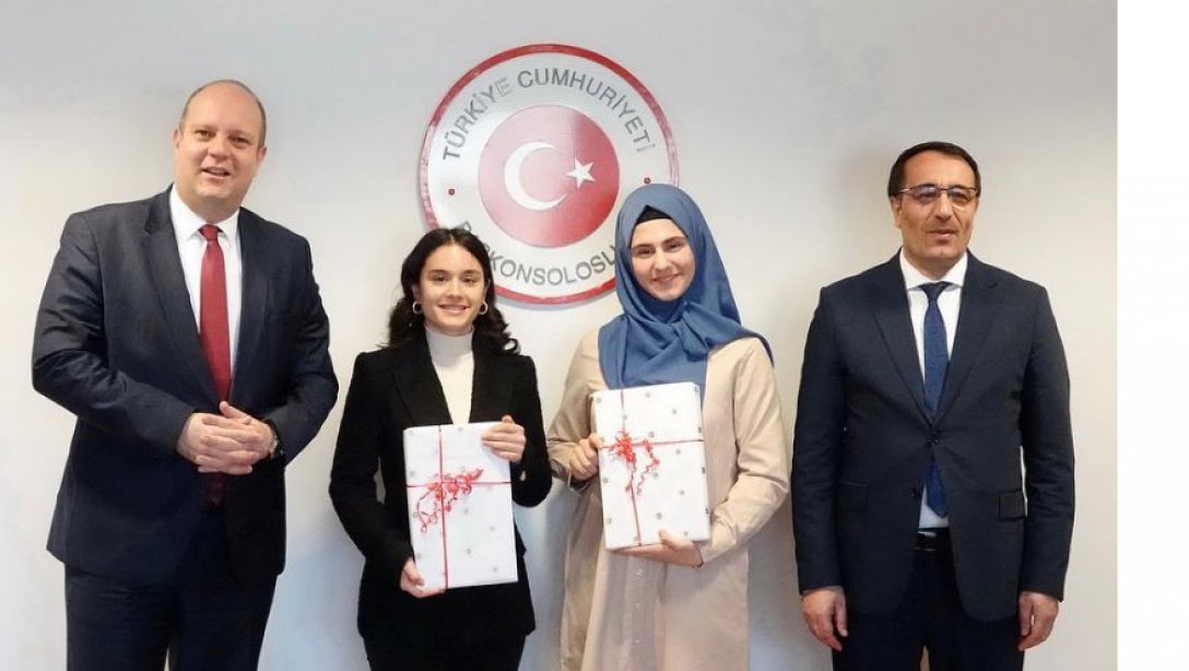 Başarılı Türk Öğrenciler Ataşeliğimiz Tarafından Ödüllendirildi