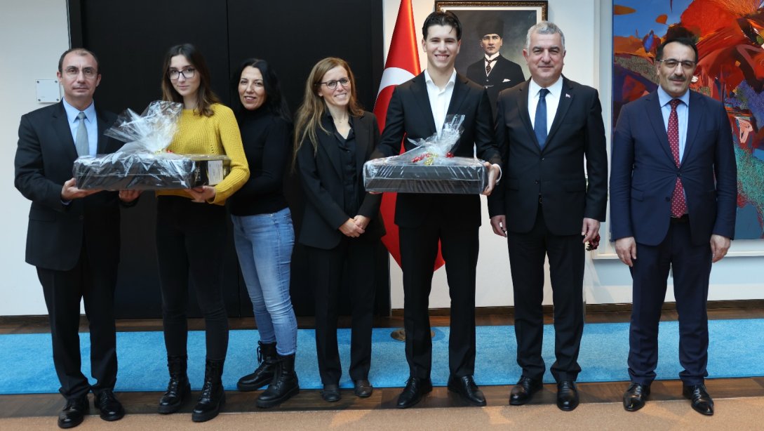 Başarılı Öğrencilerimiz Burçak ERDEN ve Kaan Cihan TÜRKAY 'a Ödül Töreni Gerçekleştirildi